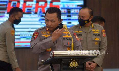 Kapolri Jenderal Pol Listyo Sigit Prabowo bersiap menyampaikan keterangan pers terkait kasus yang melibatkan mantan Kapolda Sumatera Barat Irjen Teddy Minahasa di Rupatama Mabes Polri, Jakarta, Jumat (14/10/2022). Kapolri Jenderal Listyo Sigit Prabowo telah mengonfirmasi bahwa Teddy Minahasa diduga terjerat dalam pusaran kasus narkoba serta kini telah ditahan dan menjalani penempatan khusus. Kapolda Jatim Terjerat Narkoba, Ketum PBNU Apresiasi Kapolri