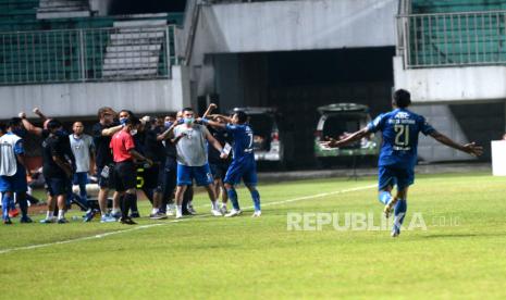 Ofisial Persib merayakan gol Frets Butuan ke gawang PSS pada pertandingan semifinal pertama Piala Menpora 2021 di Stadion Maguwoharjo, Sleman, Yogyakarta, Jumat (16/4) malam. Pada pertandingan semifinal pertama ini Persib berhasil mengalahkan PSS 2-1.