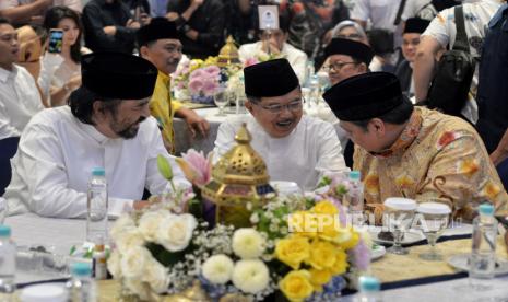 Ketua Umum Partai Nasdem Surya Paloh (kiri) berbincang bersama Wakil Presiden RI ke 10 dan 12 M Jusuf  Kalla (tengah) dan Ketua Umum Partai Golkar Airlangga Hartato  (kanan) saat menghadiri acara buka puasa bersama di Nasdem Tower, Jakarta Pusat, Sabtu (25/3/2023) malam WIB. 