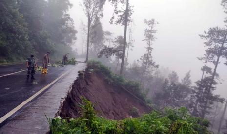 Lereng Bromo Sisi Pasuruan Longsor, Sebagian Jalan Tertutup, 4 Bangunan Rusak