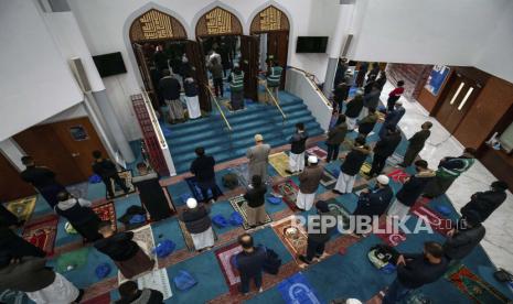 Orang-orang menghadiri Masjid London Timur & Pusat Muslim London di London timur, Inggris, untuk layanan Ramadhan, setelah bulan suci harus diamati selama pembatasan virus korona tahun lalu tanpa pertemuan doa komunitas biasa, Rabu, 14 April 2021.