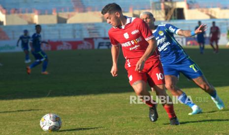 Pemain tengah Persis Solo, Messidoro berhasil merebut bola dari penyerang Persib Bandung Ciro Alves pada pertandingan lanjutan BRI Liga 1 di Stadion Sultan Agung, Bantul, Yogyakarta, Ahad (18/12/2022). Pada pertandingan ini Persib berhasil memetik poin penuh usai mengalahkan Persis Solo 2-1.