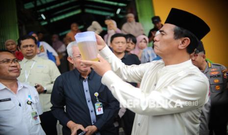 Menteri Pertanian Andi Amran Sulaiman melakukan inspeksi mendadak (sidak) ke Pasar Jaya Lenteng Agung, Jakarta Selatan, Sabtu (8/3/2025), untuk memastikan ketersediaan 9 bahan pangan pokok tersedia untuk masyarakat. Dalam sidak tersebut, mentan menemukan minyak goreng kemasan dengan merk Minyakita yang tidak sesuai aturan dan diatas HET. Mentan Amran menyebut hal ini merupakan pelanggaran serius, yakni Minyakita kemasan yang seharusnya berisi 1 liter ternyata hanya memiliki volume 750 hingga 800 mililiter.