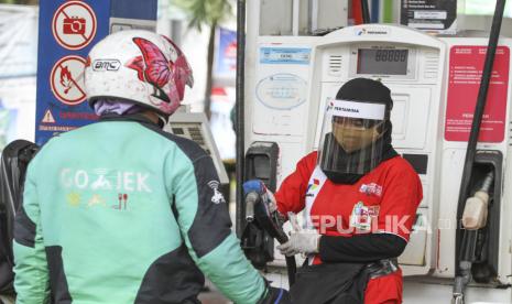 Petugas SPBU menggunakan alat pelindung wajah saat melayani pengendara di SPBU 31-164-01, Margonda, Depok, Jawa Barat, Jumat (8/5/2020). Penggunaan alat pelindung wajah (Face Shield) tersebut sebagai salah satu upaya untuk melindungi diri saat berhubungan langsung dengan pengendara dalam pencegahan penyebaran COVID-19