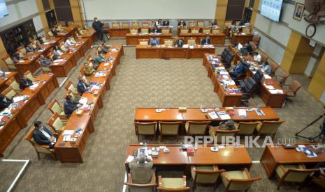 Suasana Rapat Dengar Pendapat (RDP) Komnas HAM dan LPSK dengan Komisi III DPR di Kompleks Parlemen, Senayan, Jakarta, Senin (22/8/2022). RDP tersebut membahas mengenai kasus penembakan Brigadir J yang melibatkan mantan Kadiv Propam Polri Irjen Ferdy Sambo. Prayogi/Republika