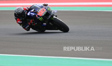 Pembalap Monster Energy Yamaha Fabio Quartararo memacu kecepatan sepeda motornya pada hari terakhir tes pramusim MotoGP 2022 di Pertamina Mandalika International Street Circuit, Lombok Tengah, NTB, Ahad (13/2/2022). 