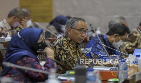 Ketua Dewan Komisioner OJK Wimboh Santoso (tengah) 