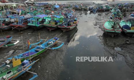 Sejumlah perahu nelayan bersandar di muara sungai   menunggu pasang tiba untuk dapat melaut di Kali Yasa Cilacap, Jateng, Jumat (28/5/2021). Nelayan di Kabupaten Cilacap mulai memasuki masa panen ikan seiring dengan datangnya musim angin timur yang berlangsung di perairan selatan Jawa Tengah pada akhir Mei ini, ditandai dengan beragamnya hasil tangkapan nelayan saat melaut. 