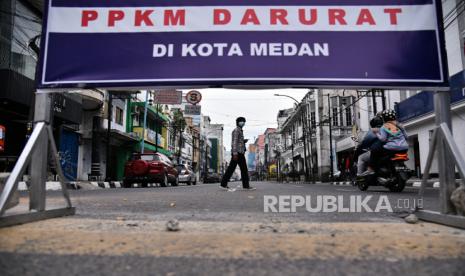 Warga melintas di Jalan Jendral Ahmad Yani, Kesawan, Medan, Sumatera Utara, Kamis (22/7/2021). Pemerintah Kota Medan resmi memperpanjang Pemberlakuan Pembatasan Kegiatan Masyarakat (PPKM) hingga 25 Juli 2021. 