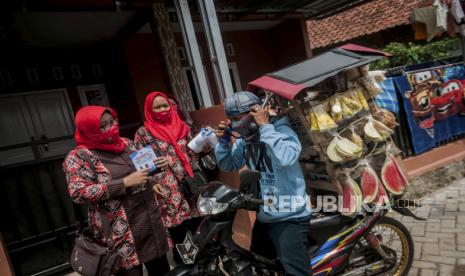 Relawan tim penggerak pemberdayaan kesejahteraan keluarga (TP-PKK) memberikan masker kepada warga di Desa Margajaya, Lebak, Banten, Sabtu (10/10/2020). Pemerintah daerah Kabupaten Lebak bersama tim gugus tugas COVID-19 di tingkat desa melakukan sosialisasi protokol kesehatan 3M (menggunakan masker, menjaga jarak, dan mencuci tangan) dengan menyisir daerah perkampungan yang kumuh untuk mengantisipasi penularan COVID-19. 