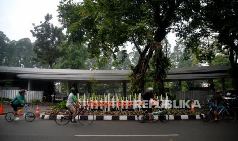 Warga melintas didepan pintu masuk Tebet Eco Park yang masih ditutup sementara, Jakarta, Ahad (3/6/2022). Pemprov DKI Jakarta memperpanjang penutupan sementara tempat tersebut dalam rangka masih dilakukannya pemeliharaan taman dan perbaikan fasilitas. Rencananya untuk masuk Tebet Eco Park nanti harus melakukan pendaftaran secara online terlebih dahulu melalui aplikasi JAKI. Prayogi/Republika