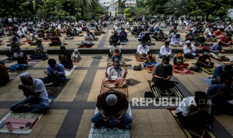 Sejumlah umat Muslim berdoa saat melaksanakan ibadah Shalat Jumat di Masjid Agung Al-Barkah, Kota Bekasi, Jawa Barat, Jumat (29/5). Shalat Jumat perdana setelah kurang lebih dua bulan tidak dilaksanakan karena pandemi virus Corona itu menerapkan protokol kesehatan dan pembatasan jarak fisik 1,2 meter setiap jamaah