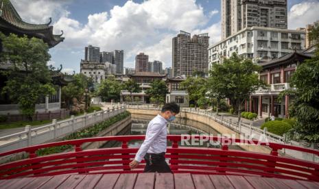 China Tutup Permukiman Setelah Muncul Lonjakan Covid-19. Seorang pria dengan mengenakan masker melintasi jembatan di Guangzhou, Cina, Senin (22/6). Cina berlomba untuk menahan gelombang kedua kasus Covid-19 yang kebanyakan berada di Beijing. EPA-EFE / ALEX PLAVEVSKI