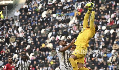 Kiper Monza Michele Di Gregorio, kanan, menangkap bola saat pertandingan sepak bola Serie A antara Juventus dan Monza, di stadion Allianz di Turin, Italia, Ahad, (29/1/2023) dini hari.Monza