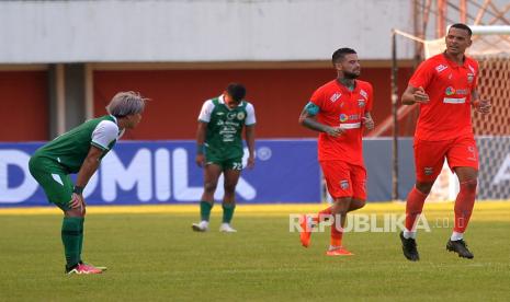 Bek Tengah Borneo FC, Leo Lelis (kanan) usai mencetak gol ke gawang PSS Sleman saat pertandingan uji coba pra musim antara PSS Sleman dengan Borneo FC di Stadion Maguwoharjo, Sleman, Yogyakarta, Ahad (11/6/2023). Pada pertandingan ini Laskar Pesut Etam (Borneo FC) mengalahkan tuan rumah Laskar Elang Jawa (PSS Sleman) dengan skor 1-0. Gol semata wayang Borneo FC dicetak oleh Leo Lelis.