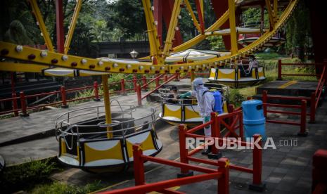 Petugas menyemprotkan cairan disinfektan di area wahana Dunia Fantasi di kawasan Taman Impian Jaya Ancol, Jakarta, Sabtu (12/9). Pemerintah Provinsi DKI Jakarta berencana menutup sejumlah tempat rekreasi diantaranya Ancol, Ragunan, Monas, dan Taman Mini Indonesia Indah pada pembatasan sosial berskala besar (PSBB) secara total 14 September 2020 mendatang. Republika/Thoudy Badai