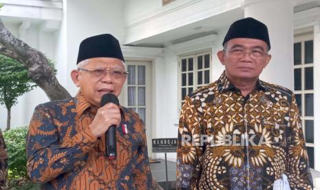 Wakil Presiden KH Maruf Amin didampingi Menteri Koordinator Bidang Pembangunan Manusia dan Kebudayaan Muhadjir Effendy usai rapat pleno Tim Nasional Percepatan Penanggulangan Kemiskinan (TNP2K) tentang Percepatan Penghapusan Kemiskinan Ekstrem di Istana Wakil Presiden, Jakarta, Rabu (24/5/2023). 