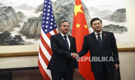 Menteri Luar Negeri AS Antony Blinken (kiri) berjabat tangan dengan Menteri Luar Negeri China Qin Gang (kanan) di Diaoyutai State Guesthouse di Beijing, China,  Ahad (18/6/2023).