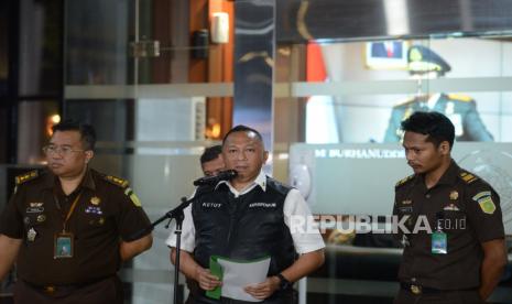 Kepala Pusat Penerangan Hukum Kejagung Ketut Sumedana (tengah). Kejagung mengancam akan menjemput paksa staf ahli anggota Komisi I DPR Nistra Yohan.