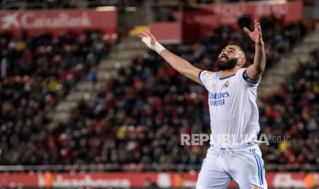  Striker Real Madrid Karim Benzema merayakan setelah mencetak gol selama pertandingan sepak bola LaLiga Spanyol antara RCD Mallorca dan Real Madrid di stadion Son Moix di Mallorca, Kepulauan Balearic, Spanyol, 14 Maret 2022.