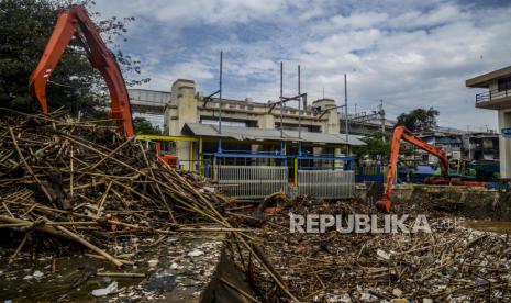 Pintu air Manggarai, Jakarta, tempat ditemukannya mayat seorang lelaki di antara tumpukan sampah. (ilustrasi)  