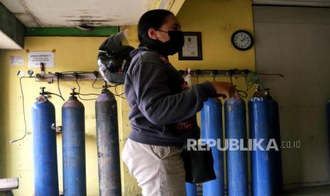 Warga membeli tabung oksigen ukuran satu kubik di Abadi Oxygen, Yogyakarta, Selasa (22/6). Sejak sepekan terakhir pengisian ulang tabung oksigen naik hampir 70 persen. Hal ini imbas melonjaknya kasus Covid-19 serta berkurangnya pasokan tabung dari produsen. Jika pada hari biasa menghabiskan tujuh tabung, sekarang 13 tabung habis dalam sehari.