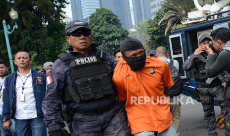 Tersangka pembunuhan di Lebak Bulus turun dari mobil di Polda Metro jaya, Jakarta, Selasa (2/9/2019). Pada keterangan pers tersebut Direktur Reskri Umum Kombes Suyudi Ario Seto memutuskan empat tersangka yang terlibat dalam kasus pembunuhan dengan motif Lilitan hutang tersangka Aulia Kesuma alias AK terhadap salah satu Bank