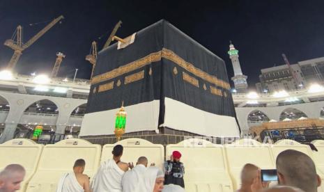 Di tengah proses penggantian kiswah Kabah di Masjidil Haram, Makkah, Arab Saudi pada Selasa (18/7/2023) malam bertepatan dengan awal dari tahun baru Islam pada 1 Muharram 1445 Hijriyah.