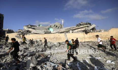 Warga Palestina memeriksa kerusakan masjid yang hancur akibat serangan udara Israel di kamp pengungsi Khan Younis, Jalur Gaza selatan, Rabu, (8/11/2023).