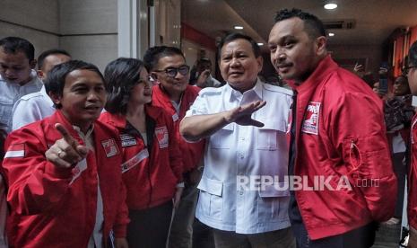 etua Umum Partai Solidaritas Indonesia (PSI) Giring Ganesha berbincang dengan Ketua Umum Partai Gerindra Prabowo Subianto dan elite kedua partai menyapa wartawan sebelum melakukan pertemuan di Kantor DPP PSI, Jakarta, Rabu (2/8/2023).  Pertemuan silahturahmi tersebut membahas hal-hal isu politik diantaranya terkait Pemilu dan Pilpres 2024.