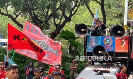 Para buruh menggelar aksi demo di depan Balai Kota DKI, Jakarta Pusat jelang pengumuman UMP 2024 pada Selasa (21/11/2023). 