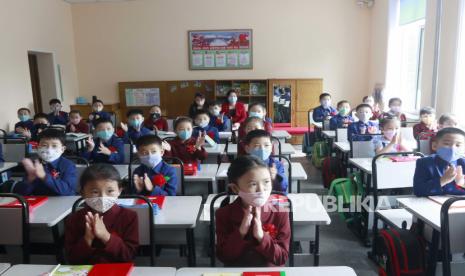 Para siswa yang memakai masker wajah mengikuti kelas di Sekolah Dasar Kim Song Ju di Pyongyang, Korea Utara, Rabu, 3 Juni 2020. Penelitian di Korea Selatan memberi beberapa informasi baru tentang anak-anak sebagai pembawa virus dan potensi kapasitas mereka untuk menyebarkannya. 