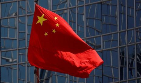 Bendera nasional Tiongkok terlihat di Beijing, Tiongkok, 29 April 2020. (Reuters/Thomas Peter)