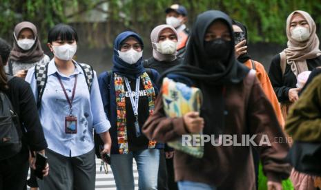 Warga menggunakan masker saat berjalan di Jakarta, Jumat (8/11/2023). Pengurus Besar Ikatan Dokter Indonesia (PB IDI) mengimbau masyarakat kembali taat mematuhi protokol kesehatan terutama memakai masker mengingat kasus COVID-19 di Indonesia mulai menunjukkan tren kenaikan kasus.