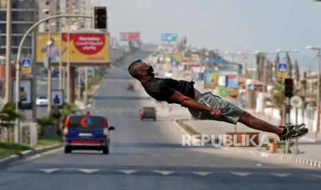  Atlet Palestina Ahmed Abu Hasira mendemonstrasikan keterampilan parkournya selama penguncian di tengah wabah penyakit coronavirus (COVID-19) di Kota Gaza 8 September 2020.