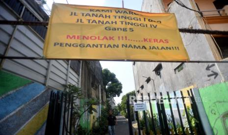 Spanduk penolakan pergantian nama jalan terpasang di Jalan A Hamid Arief atau nama sebelumnya Jalan Tanah Tinggi I Gang 5, Jakarta, Jumat (1/7/2022). Penolakan warga terjadi karena perubahan nama jalan tersebut dinilai tidak melibatkan warga baik dalam dalam perencanaan dan tanpa sosialisasi. Selain itu warga menolak karena berdampak pada administrasi sejumlah dokumen.