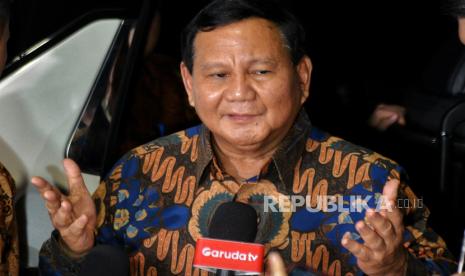 Presiden terpilih Prabowo Subianto memberikan keterangan pers usai melakukan pertemuan dengan Wakil Presiden terpilih Gibran Rakabuming Raka di kediamannya, Jalan Kertanegara IV, Jakarta, Selasa (23/4/2024). Pertemuan tersebut dihadiri juga oleh tim hukum Prabowo-Gibran dalam rangka silaturahmi sekaligus penyerahan hasil putusan sidang sengketa Pilpres 2024 di Mahkamah Konstitusi. Dalam kesempatannya, Presiden dan Wakil Presiden terpilih Prabowo-Gibran mengapresiasi atas kinerja tim hukum selama proses sidang PHPU Pilpres 2024 kemarin.