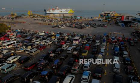 Foto udara deretan kendaraan pemudik antre saat akan menaiki kapal di Dermaga 5 Pelabuhan Merak, Cilegon, Banten, Rabu (19/4/2023). 