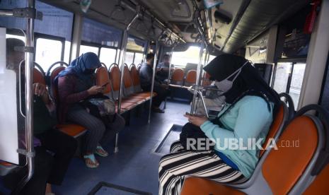 Warga menunggu keberangkatan bus gratis yang disediakan di Stasiun Bojong Gede, Bogor, Jawa Barat, Senin (15/6). Guna mengurangi kepadatan penumpang di stasiun-stasiun, Pemerintah Provinsi DKI Jakarta menyiapkan bus gratis untuk mengangkut para pekerja yang hendak menggunakan transportasi massal KRL