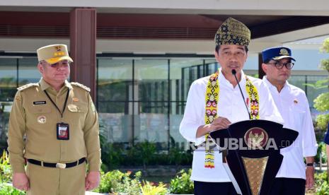 Presiden Joko Widodo (Jokowi) saat meresmikan pengoperasian Bandara Singkawang di Kota Singkawang, Kalimantan Barat, Rabu (20/3/2024).