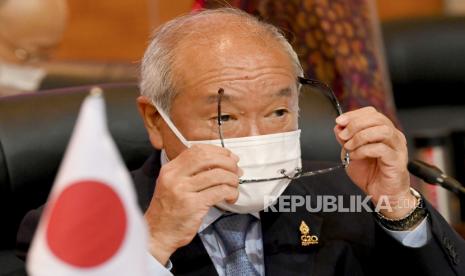 Menteri Keuangan Jepang Shunichi Suzuki. Jepang akan berkoordinasi dengan kreditur lain untuk menyelesaikan krisis keuangan yang semakin dalam di Sri Lanka.