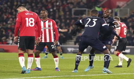 Pemain West Ham United Michail Antonio, kanan, merayakan gol pertama timnya dalam pertandingan dengan rekan setimnya Issa Diop selama pertandingan sepak bola putaran kelima Piala FA Inggris antara Southampton dan West Ham di Stadion St Mary, Southampton, Inggris, Rabu, 2 Maret 2022 .