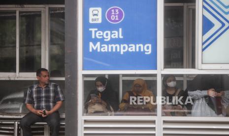 Sejumlah calon penumpang menunggu kedatangan bus Transjakarta di Halte Transjakarta Tegal Mampang yang dulunya bernama Halte Transjakarta Tendean di Mampang Prapatan, Jakarta Selatan, Kamis, (18/1/2024). PT Transportasi Jakarta (Transjakarta) merubah sejumlah nama halte bus Transjakarta di 13 koridor untuk menyesuaikan nama halte berdasarkan aspek integrasi, netralisasi halte dari nama tokoh, instansi, dan komersial, hingga penyesuaian nama halte dengan lokasi atau daerahnya.