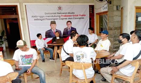 Relawan Muda Airlangga Hartato (Rumah Indonesia) mendeklarasikan dukungan kepada Menteri Badan Usaha Milik Negara (BUMN) Erick Thohir sebagai calon wakil presiden (cawapres) mendampingi Prabowo Subianto, di kawasan Tebet, Jakarta Selatan, Kamis (19/10/2023). 