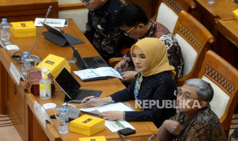 Direktur Utama Pertamina Nicke Widyawati mengikuti rapat dengar pendapat dengan Komisi VII DPR di kompleks Parlemen, Senayan, Jakarta, Kamis (16/3/2023). PT Pertamina (Persero) memprediksi akan terjadi lonjakan permintaan BBM pada momen mudik tahun ini.