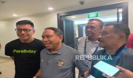 Menteri Pemuda dan Olahraga (Menpora) Zainudin Amali (tengah) datang ke Stadion Gelora Bandung Lautan Api (GBLA) Kota Bandung menyaksikan pertandingan Persib Bandung melawan PSS Sleman, Ahad (5/2/2023). Menpora didampingi Direktur PT Persib Bandung Bermartabat Tedy Tjahjono dan Komisaris PT PBB Umuh Muchtar.  