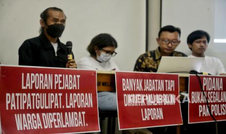 Kordinator KontraS  Fatia Maulidiyanti (kedua kiri) bersama perwakilan koalisi masyarakat sipil Bersihkan Indonesia memberikan keterangan pers di Kantor KontraS, Jakarta, Rabu (23/3/2022). KontraS bersama perwakilan masyarakat sipil Bersihkan Indonesia menyatakan sikap atas penetapan tersangka terhadap Fatia Maulidiyanti dan Haris Azhar dalam kasus pencemaran nama baik terhadap Menteri Koordinator Maritim dan Investasi, Luhut Binsar Pandjaitan.  