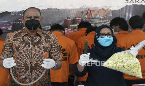 Dirtipidter Bareskrim Polri Brigjen Pipit Rismanto (kiri) bersama Direktur Pembinaan Usaha Hilir Migas Kemenerterian ESDM Soerjaningsih (kanan) menunjukkan barang bukti saat rilis  penyalahgunaan gas LPG  bersubsidi untuk dioplos di Pulogebang, Jakarta Timur, Jumat (15/7/2022). Pada kasus tersebut Dipidter (Direktorat Tindak Pidana Tertentu) Bareskrim Polri mengungkap kasus penyalahgunaan LPG bersubsidi dengan modus operandi menyuntikkan gas LPG 3 Kg ke tabung ukuran 5,5 kg hingga 50 kg dengan total 3.344 tabung dan mengamankan 15 orang tersangka. 