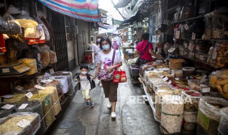 Orang-orang berjalan di pasar, Guangzhou, Cina, Senin (22/6). Cina berlomba untuk menahan  gelombang kedua kasus covid-19 yang kebanyakan berada di Beijing. EPA-EFE / ALEX PLAVEVSKI  