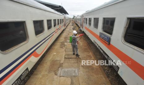 Petugas PT Kereta Api Indonesia menyemprotkan disinfektan ke bagian luar gerbong KA Lokal Sibinuang, di Stasiun Simpang Haru, Padang, Sumatera Bara. Terhitung 1 Agustus 2020,  PT KAI  Divre II Sumbar kembali mengoperasikan kereta tersebut.